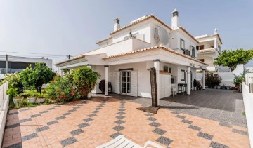 House 4 Bedrooms in Alvor