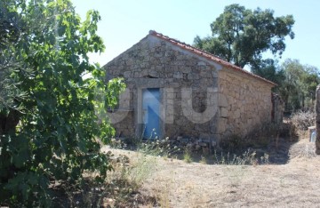 Quintas e casas rústicas em Escalos de Cima e Lousa
