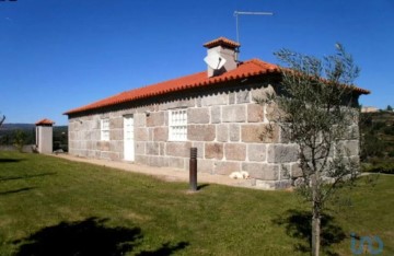 House 4 Bedrooms in Sobrado e Bairros