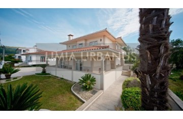 House 4 Bedrooms in Balugães
