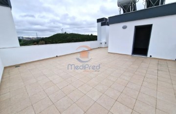 Apartment 2 Bedrooms in Pontinha e Famões