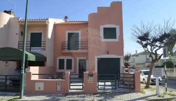House 4 Bedrooms in Atalaia e Alto Estanqueiro-Jardia