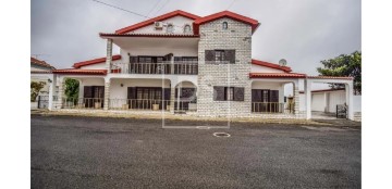 House 4 Bedrooms in União Freguesias Santa Maria, São Pedro e Matacães