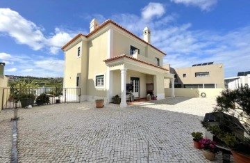 House 4 Bedrooms in São Pedro