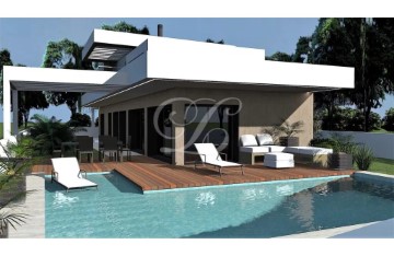 House 4 Bedrooms in São Pedro