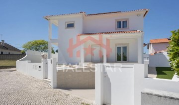 House 4 Bedrooms in Batalha