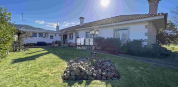 House 5 Bedrooms in Almendra