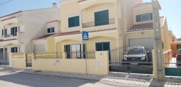 House 5 Bedrooms in Carregado e Cadafais