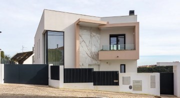 House 4 Bedrooms in Ramada e Caneças