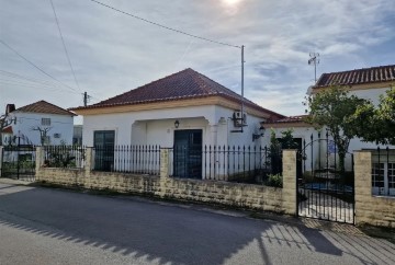 House 4 Bedrooms in Olaia e Paço