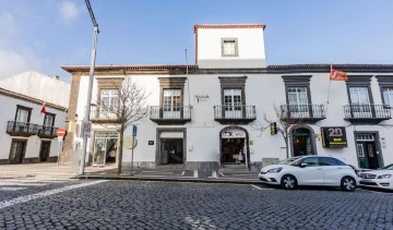 Piso 9 Habitaciones en Ponta Delgada (São Sebastião)