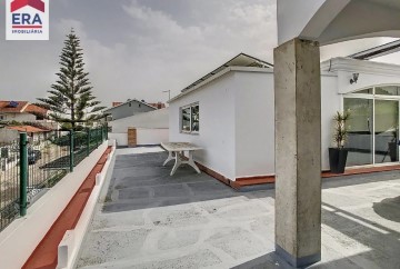 House 5 Bedrooms in Caparica e Trafaria