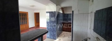 House 4 Bedrooms in Santo António