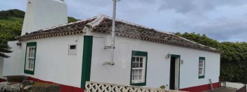 House 2 Bedrooms in Santo Espírito