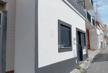 House 2 Bedrooms in Santo Onofre e Serra do Bouro