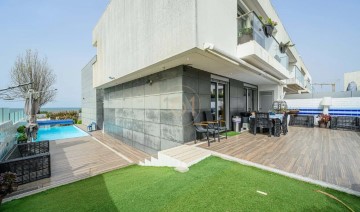 House 4 Bedrooms in Gulpilhares e Valadares
