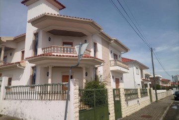 House 4 Bedrooms in Castelo Branco