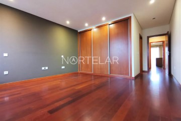 House 4 Bedrooms in Póvoa