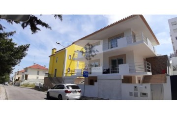 House 4 Bedrooms in Póvoa de Santa Iria e Forte da Casa