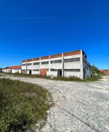 Bâtiment industriel / entrepôt à Serra e Junceira