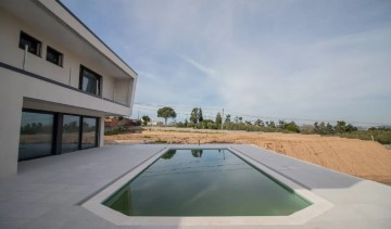 House 4 Bedrooms in Lavos