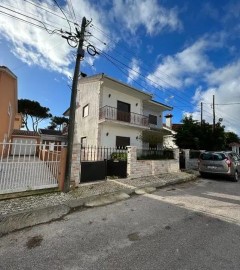 House 5 Bedrooms in Charneca de Caparica e Sobreda