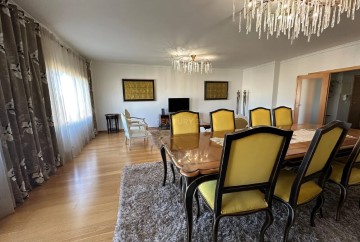 Apartment 4 Bedrooms in Parque das Nações