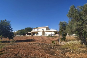 House 4 Bedrooms in Quelfes