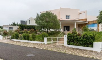 House 4 Bedrooms in Queluz e Belas