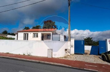 House 3 Bedrooms in Charneca de Caparica e Sobreda