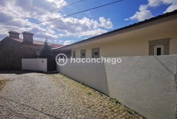 House 4 Bedrooms in Creixomil e Mariz