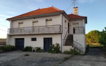 House 3 Bedrooms in Vila Boa
