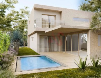 House 5 Bedrooms in Mexilhoeira Grande