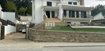 House 4 Bedrooms in Penafiel