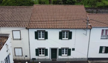 House 3 Bedrooms in Nordeste