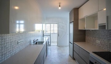 Apartment 4 Bedrooms in Areeiro