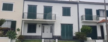 House 4 Bedrooms in Ponta Delgada (São José)