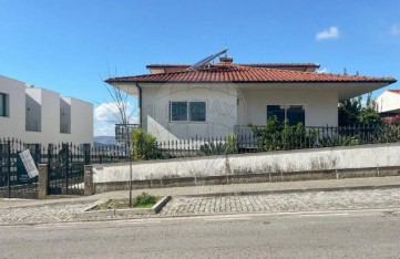 House 5 Bedrooms in Urgezes