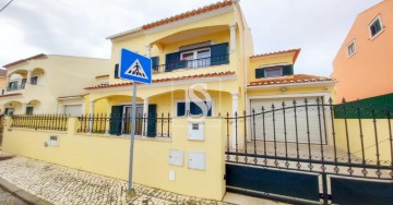 House 5 Bedrooms in Vila Nova da Rainha