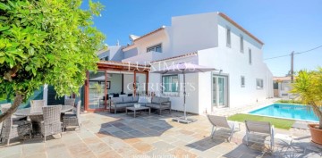 House 4 Bedrooms in Quarteira