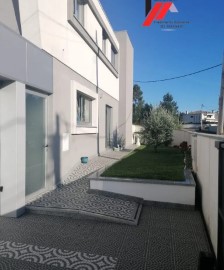 House 2 Bedrooms in Oiã