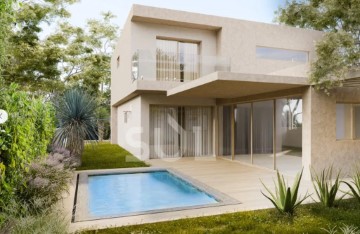 House 5 Bedrooms in Mexilhoeira Grande