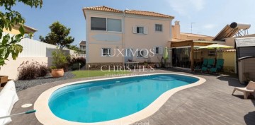 House 4 Bedrooms in São Clemente