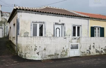 House 3 Bedrooms in Angra (Santa Luzia)