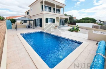 House 4 Bedrooms in Lagoa e Carvoeiro