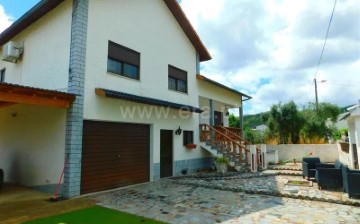 House 3 Bedrooms in Casegas e Ourondo