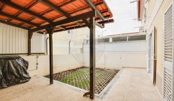 House 4 Bedrooms in Seixal, Arrentela e Aldeia de Paio Pires