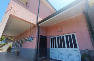 House 3 Bedrooms in Vilarinho das Cambas