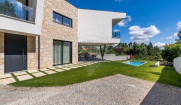 House 4 Bedrooms in Galegos (São Martinho)