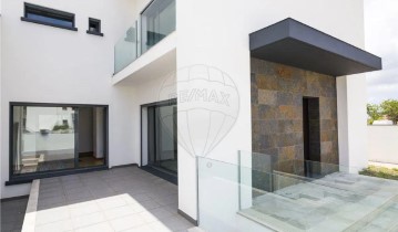 House 4 Bedrooms in Leiria, Pousos, Barreira e Cortes